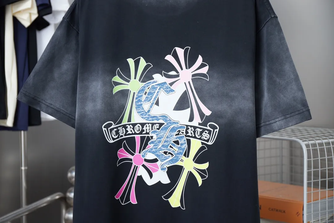 🅿️200 Ch*ome Hearte 25SS early spring new style, Croix heart logo printed short sleeves, light luxury, a must-have item for daily commuting for men and women, correct version, welcome to compare, detailed features · 320g 100% pure cotton double yarn jersey fabric · Custom dyed in the same vat, special thickened 32 count double-strand 1X1 thread · Digital direct printing ➕ Three-dimensional thick letter logo · Ready-to-wear dyeing Then do the faded fried snowflake process, then wash it to make it look old · General washing to improve the effect · Double needle stitching and cross-stitch process · Original main mark, washed tag, brand moisture-proof paper packaging Color: black/white Size: S/M/L/XL